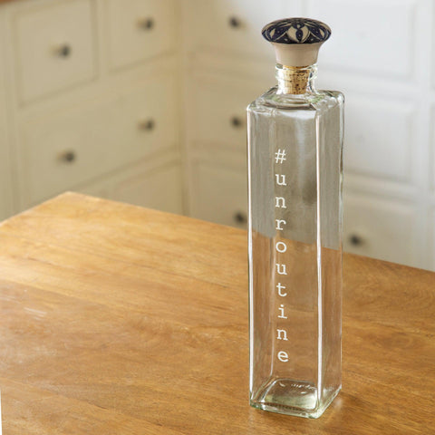 Square glass water bottle with ceramic stopper - ellementry