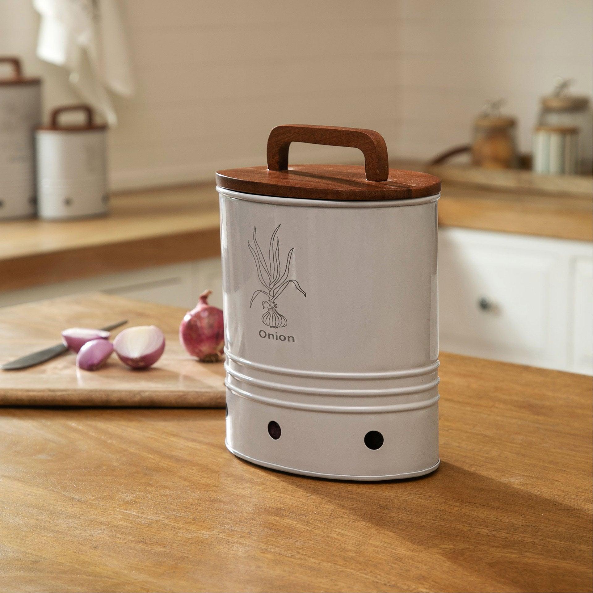 Canny onion storage barrel with wooden lid