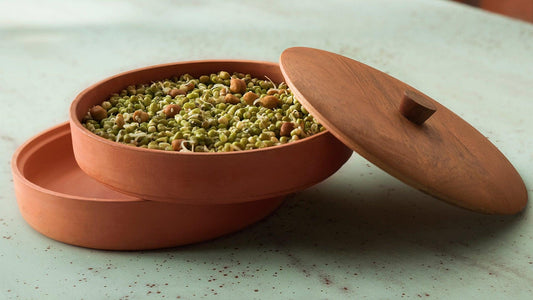 How to grow sprouts in a sprouter naturally?