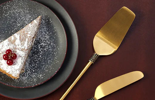 Pie or Cake? Choosing the Right Server for Your Desserts