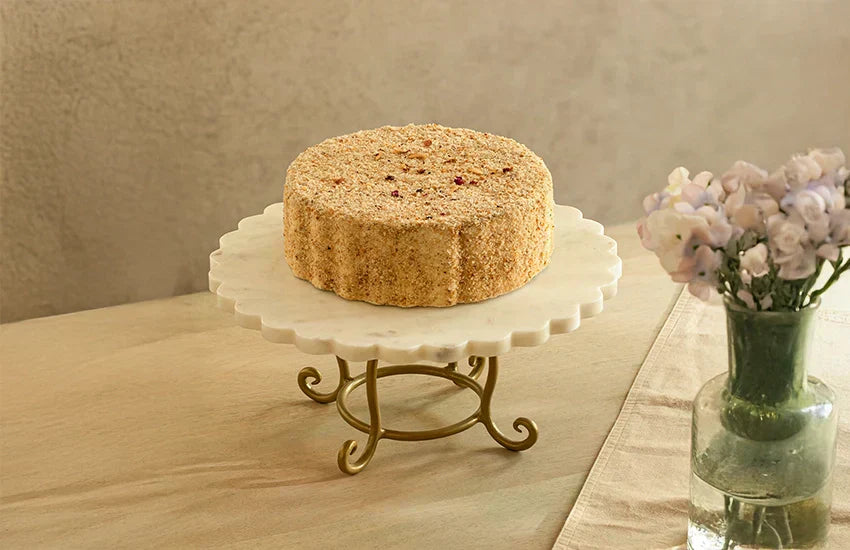 How to Choose the Right Cake Stand for Your Cake (Height, Base & Stability Explained)