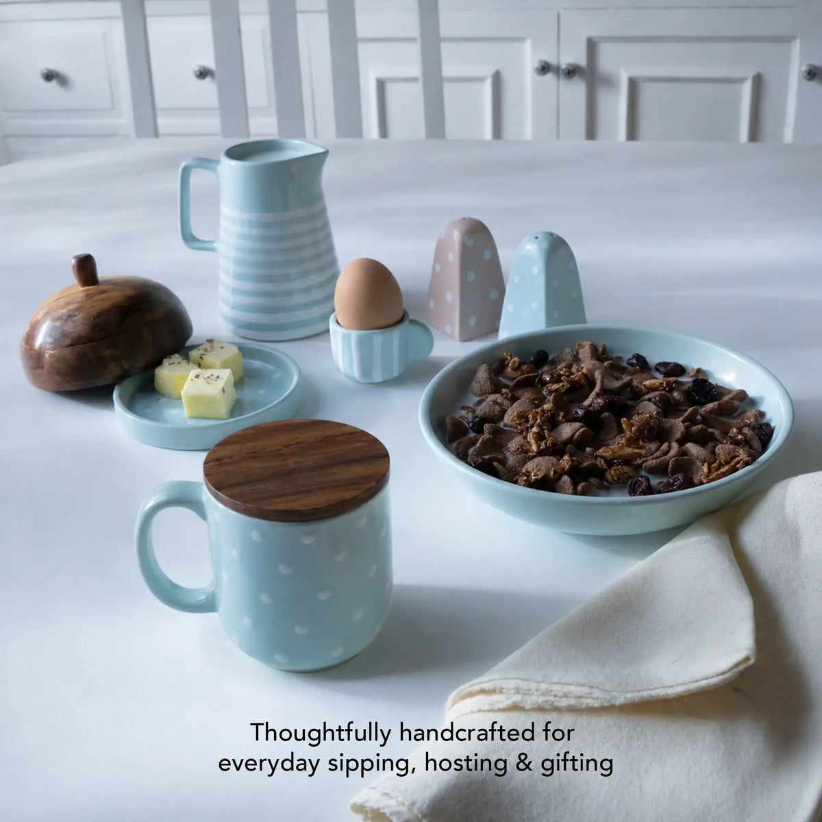 Blue polka dots ceramic mug with wooden lid