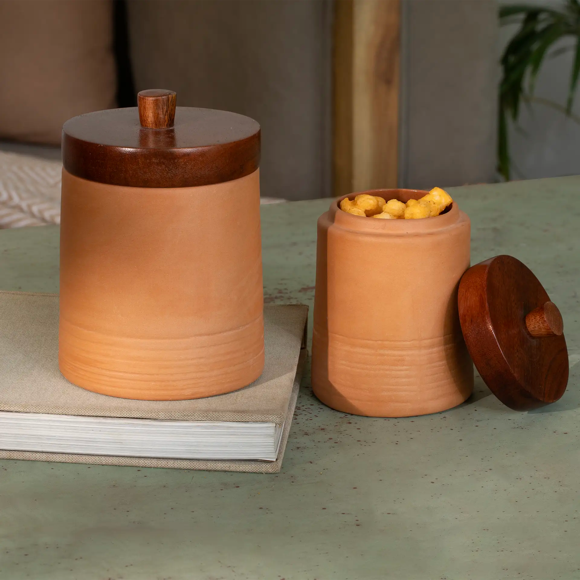 terracotta jar with wooden lid- large