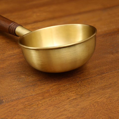 Arra brass tadka pan with wooden handle - ellementry