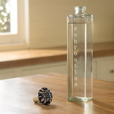 Square glass water bottle with ceramic stopper - ellementry