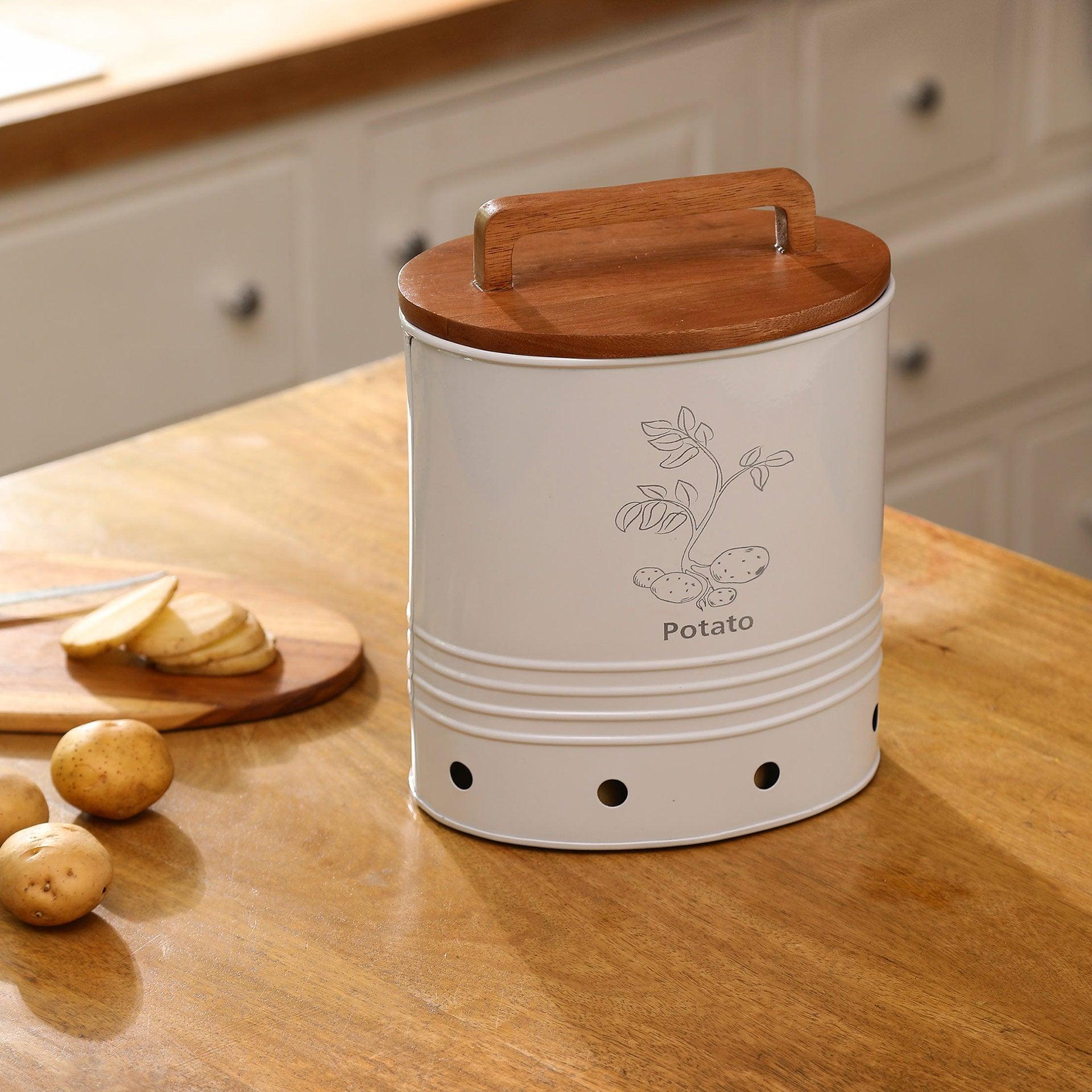 Canny potato storage barrel with wooden lid