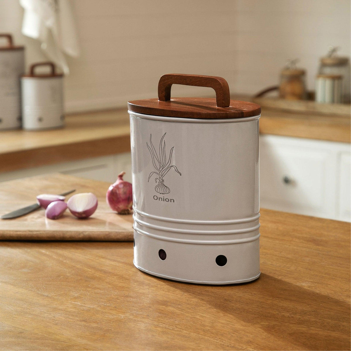 Canny onion storage barrel with wooden lid - ellementry