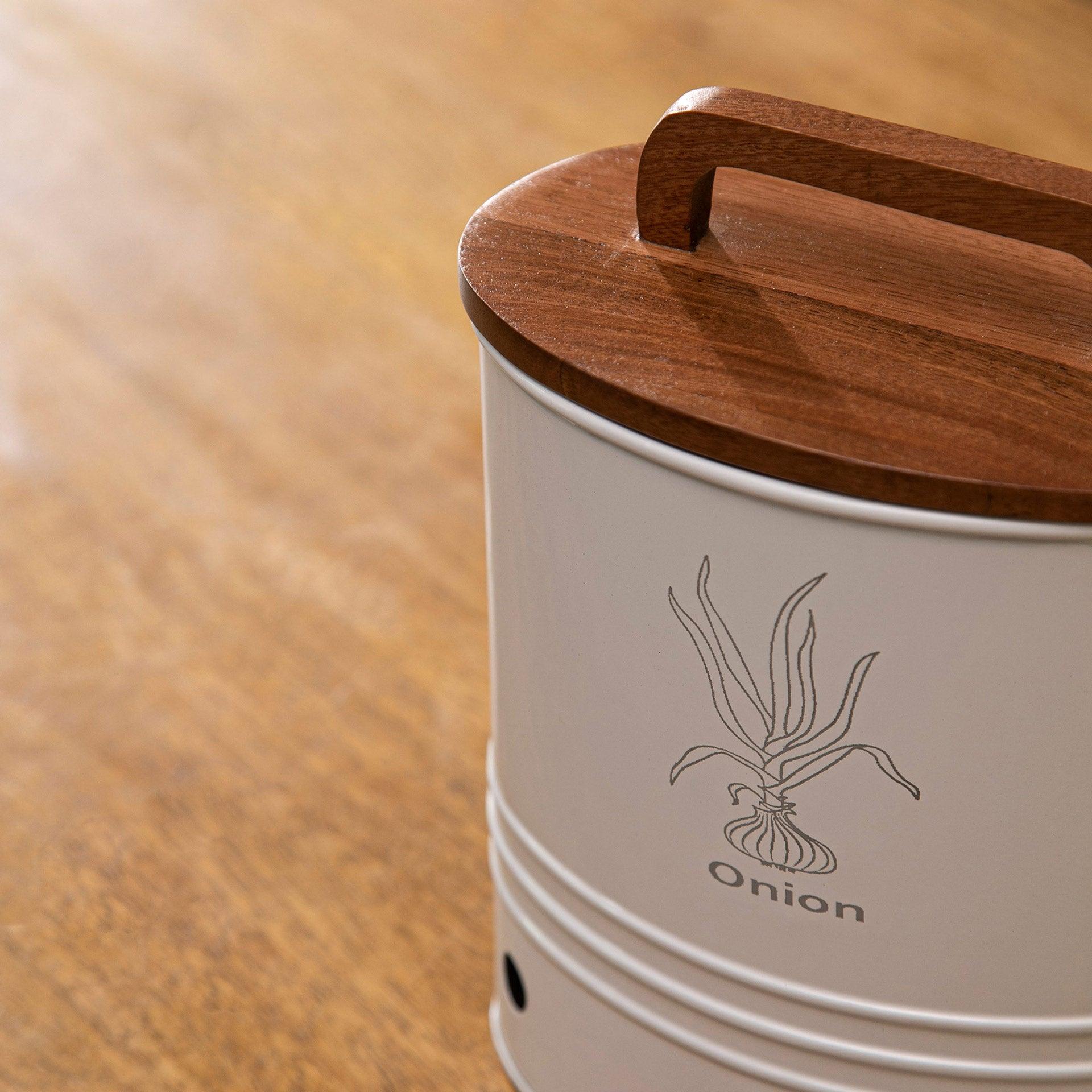 Canny onion storage barrel with wooden lid