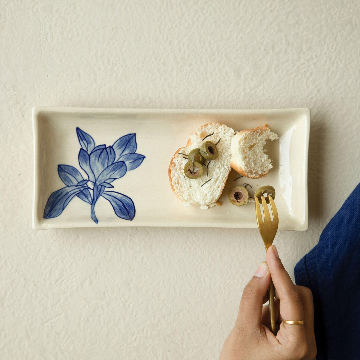 Magnolia ceramic serving platter - ellementry